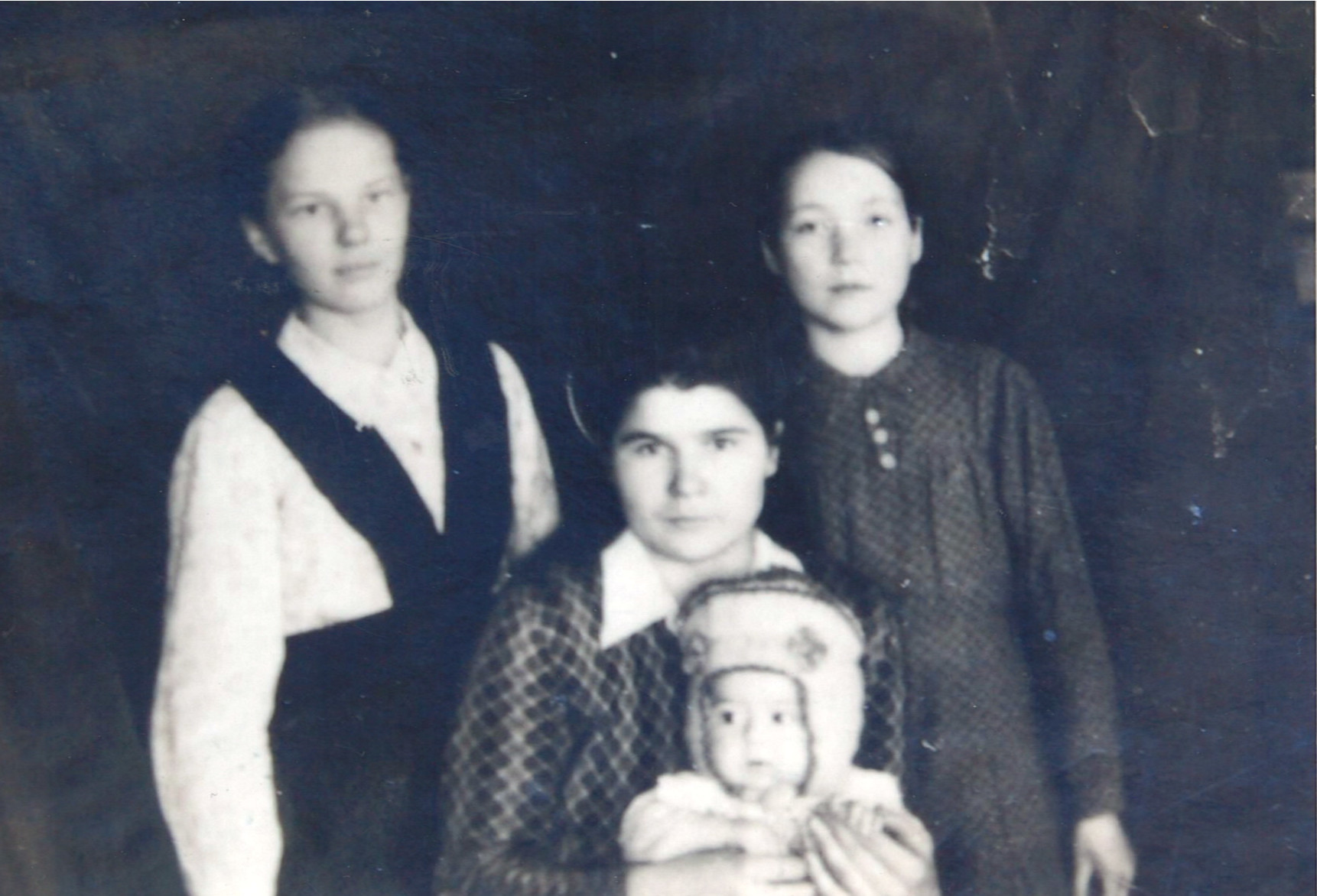 слева Нина (14 лет), Вера Федоровной (жена Виктора), Борис (племянник), знакомая девочка
